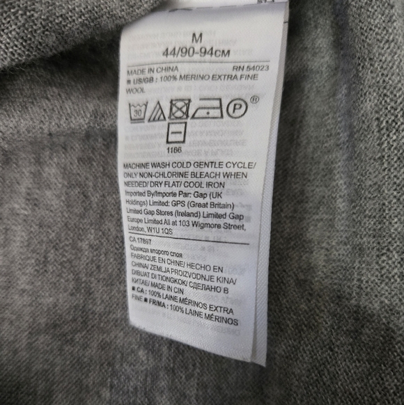 BANANA REPUBLIC 100% Merino Wool Gray Sweater with Red Lip Detail. Med - Picture 11 of 14